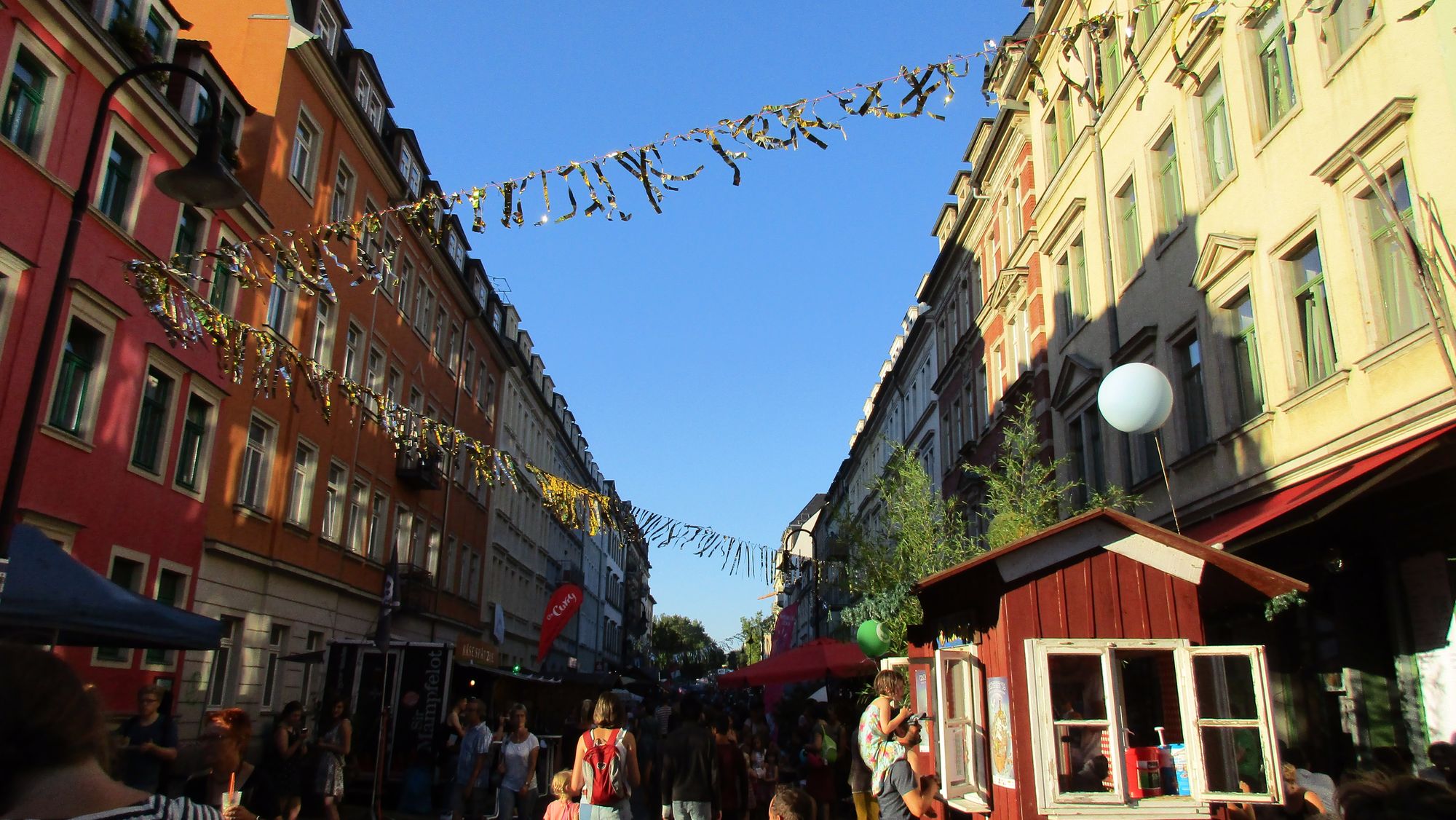 Die Rudolf-Leonhard-Straße am frühen Samstagabend.