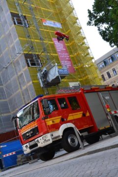 Vorsichtig wird die Schale mit dem "Verletzten" heruntergelassen.