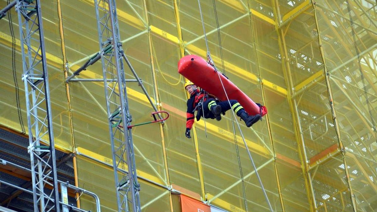 Damit die Kiste sicher ankommt "reist" ein Feuerwehrmann mit.