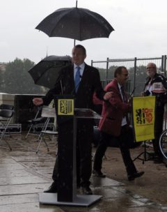 Der Erste Bürgermeister Detlef Sittel sprach gut abgeschirmt im Regen.