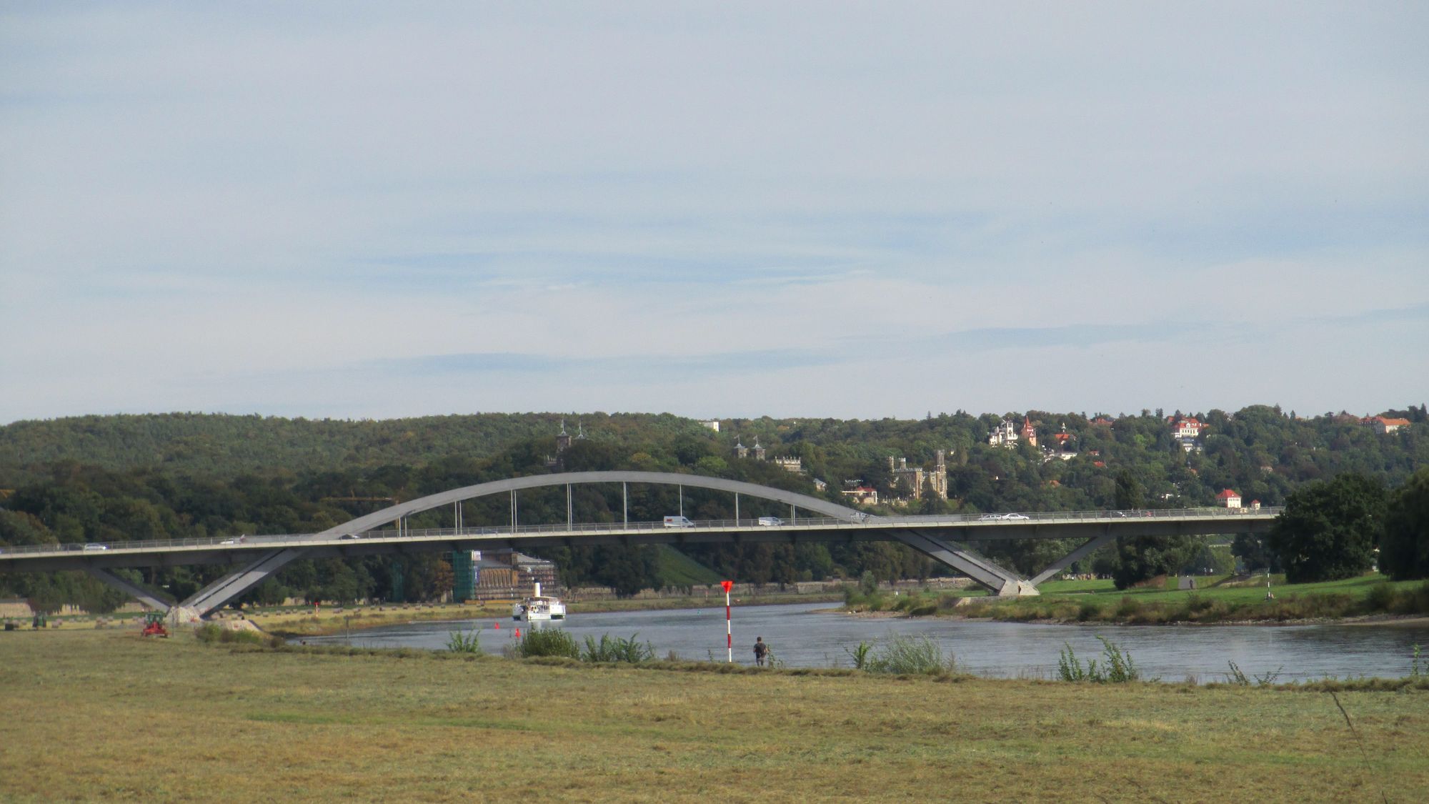 Waldschlößchenbrücke von der Johanna-Fähre aus gesehen