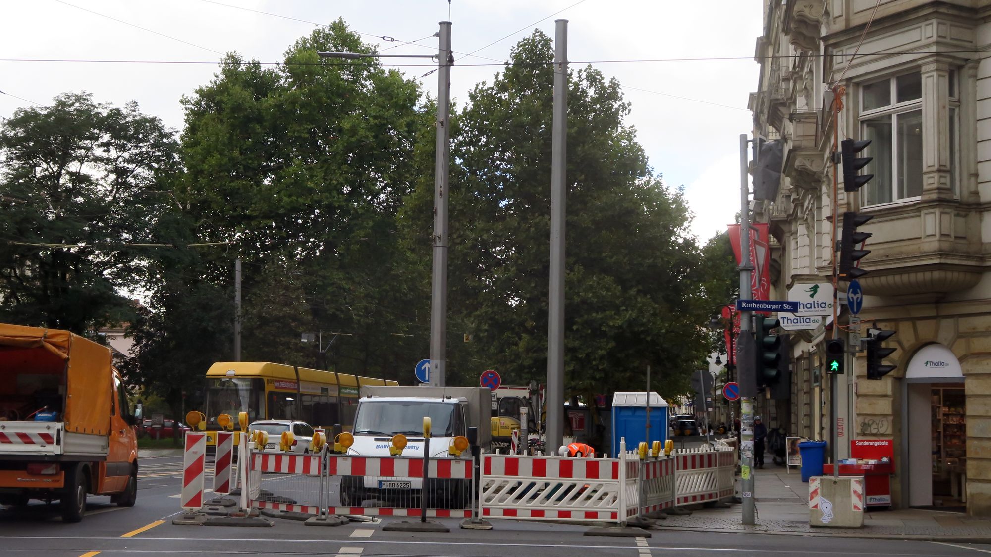 Am Sonntag werden die Drähte umgehängt, dann kann der linke Mast demontiert werden.