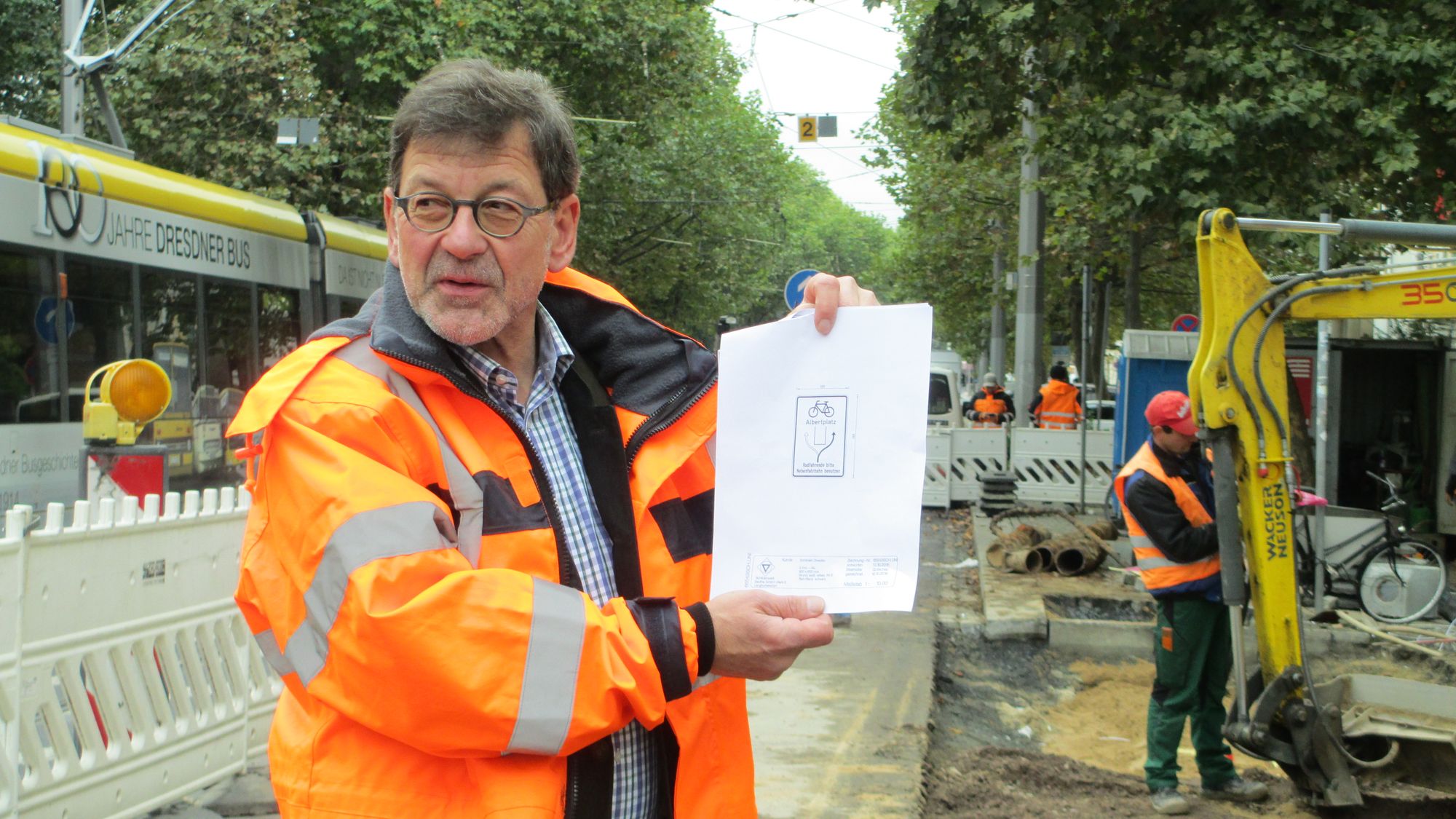 Das von Koettnitz selbst entworfene Schild soll auf die neue Radwegsituation zukünftig veranschaulichen