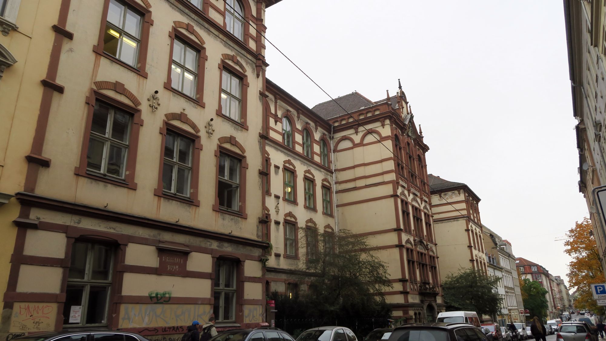 Das Schulgebäude steht seit 1894 auf der Louisenstraße.