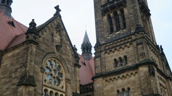 Die Kirche ist mit vielen Schnörkeln und Bögen verziert.