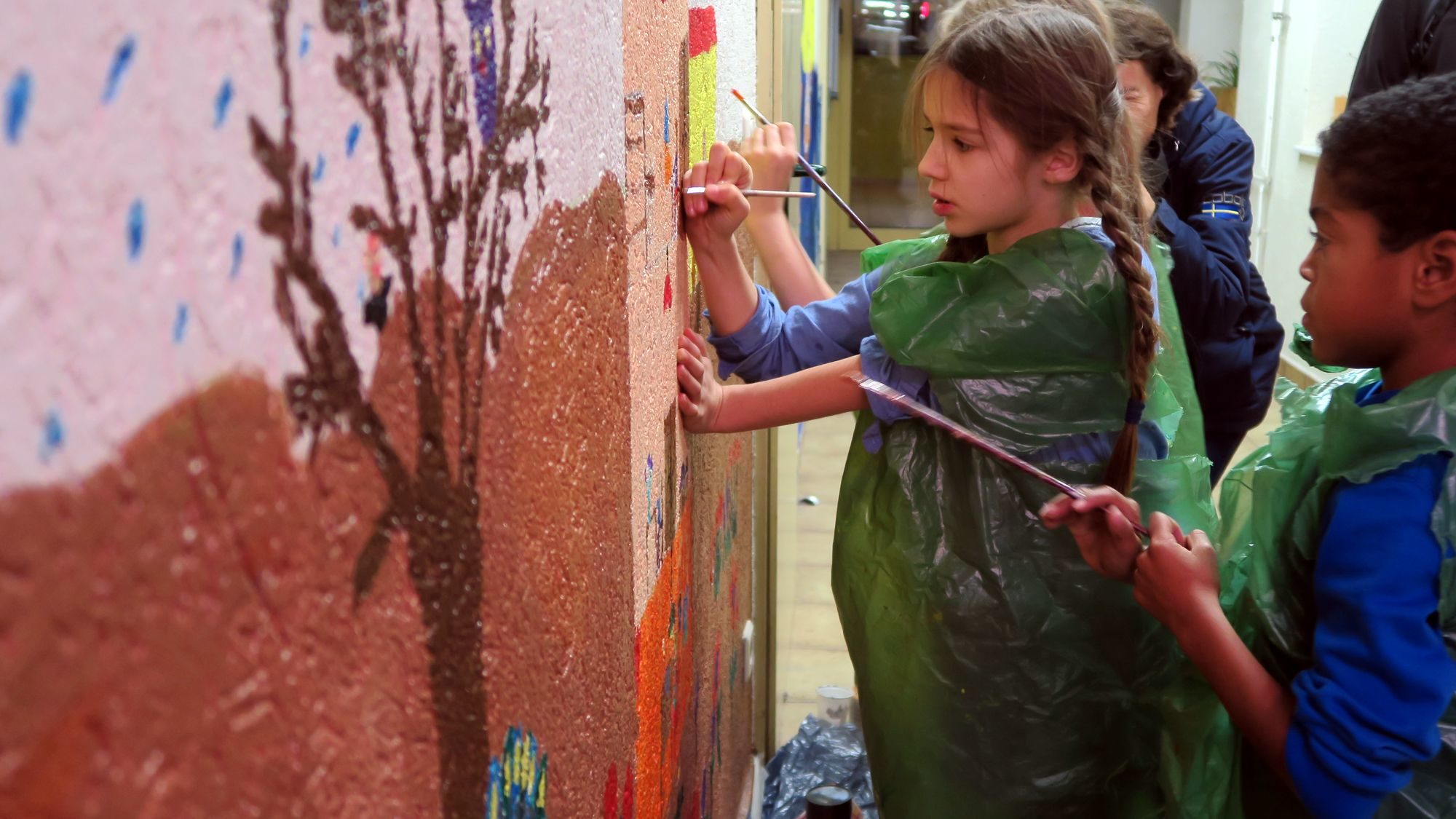 Magda und Gavin bemalen die Wand.