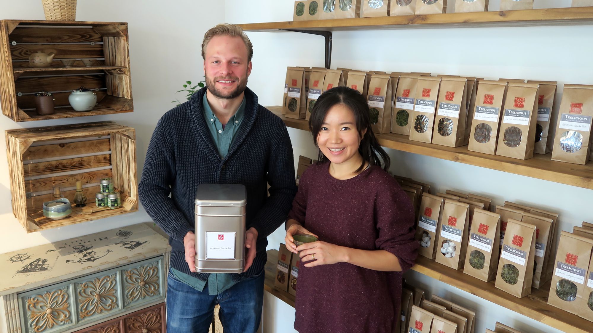 Jonas Schindler und Qingyang Cao verkaufen Tee.