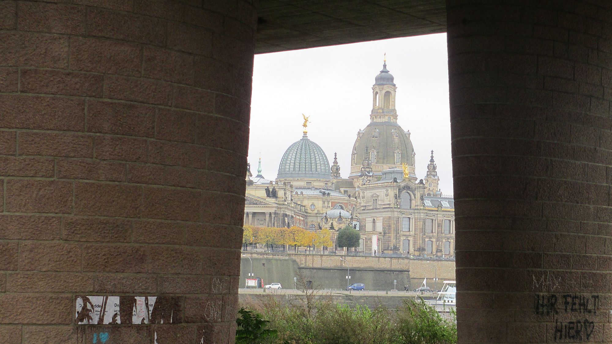 Unter der Brücke gibt es auch schöne Aussichten