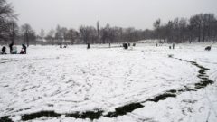 Alaunplatz in grau, der Schnee deckt den Silvestermüll nur halbwegs ab.