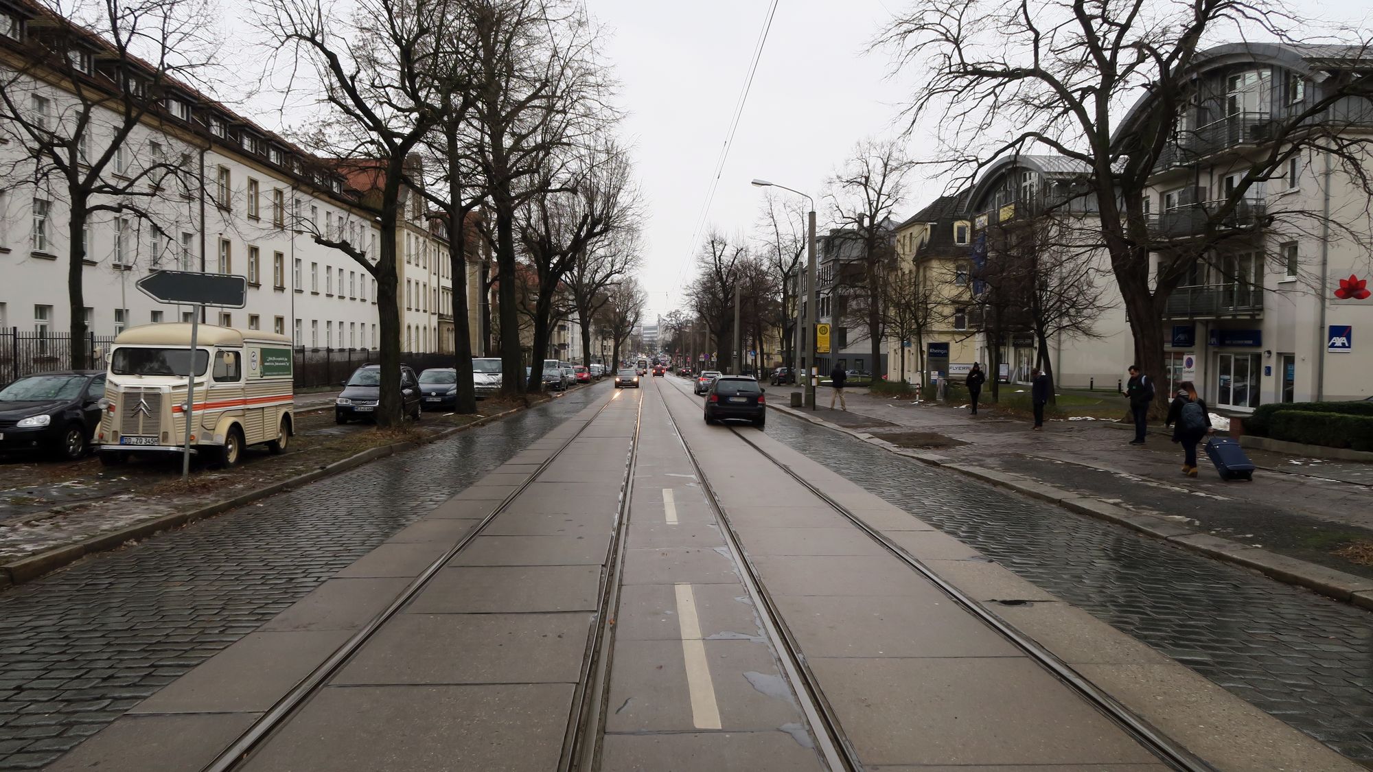 Zurzeit sind die Gleise zwischen Paulstraße und Stauffenbergallee einbetoniert.