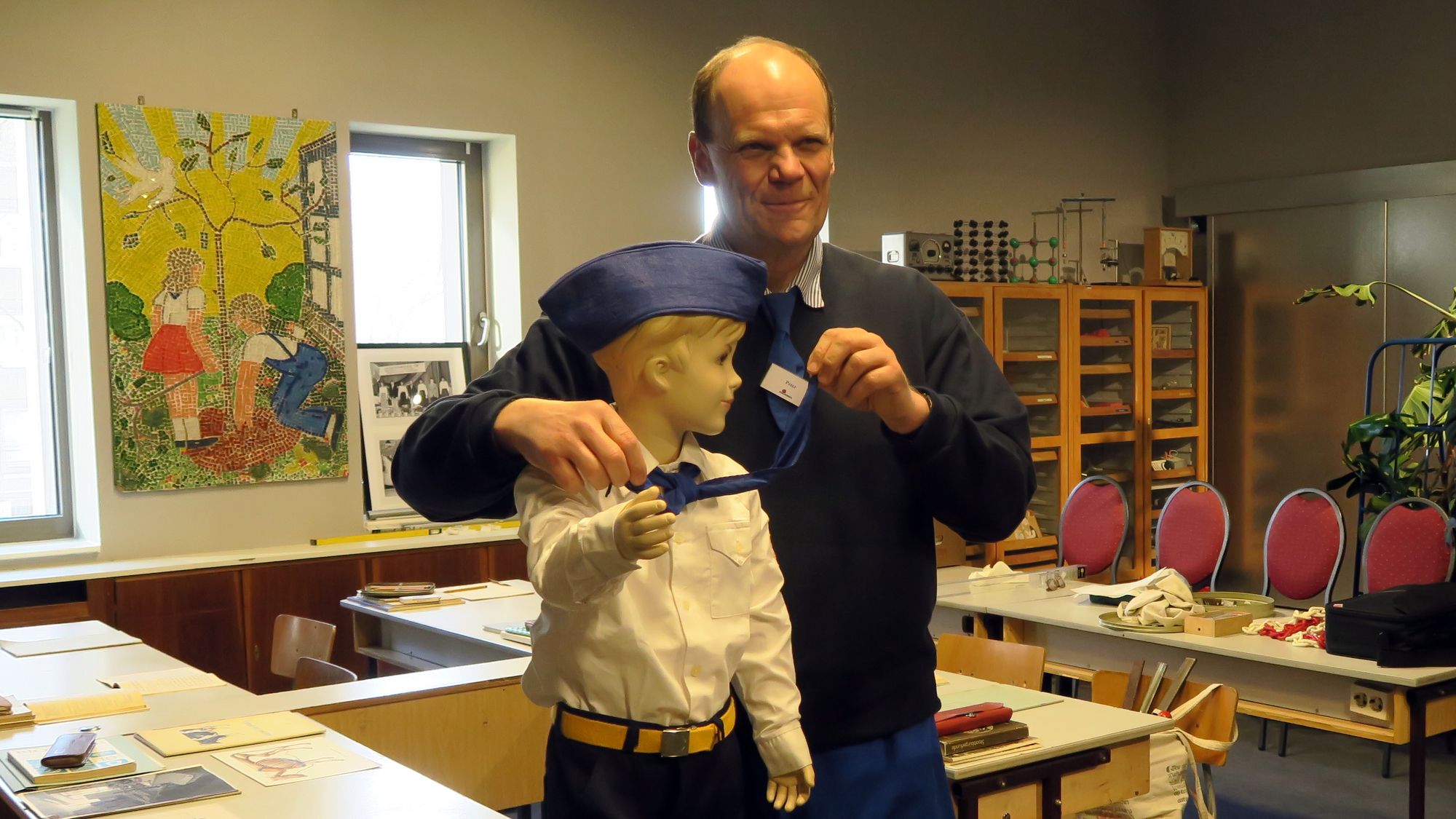 Peter Simmel mit Jungpionier-Puppe