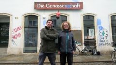 Benjamin Kümming und Felix Göhler vor der Genossenschaftszentrale auf der Prießnitzstraße