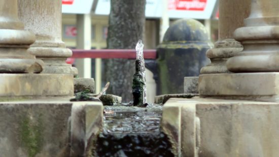 Sprudelt nur noch mickrig - Artesischer Brunnen am Albertplatz.