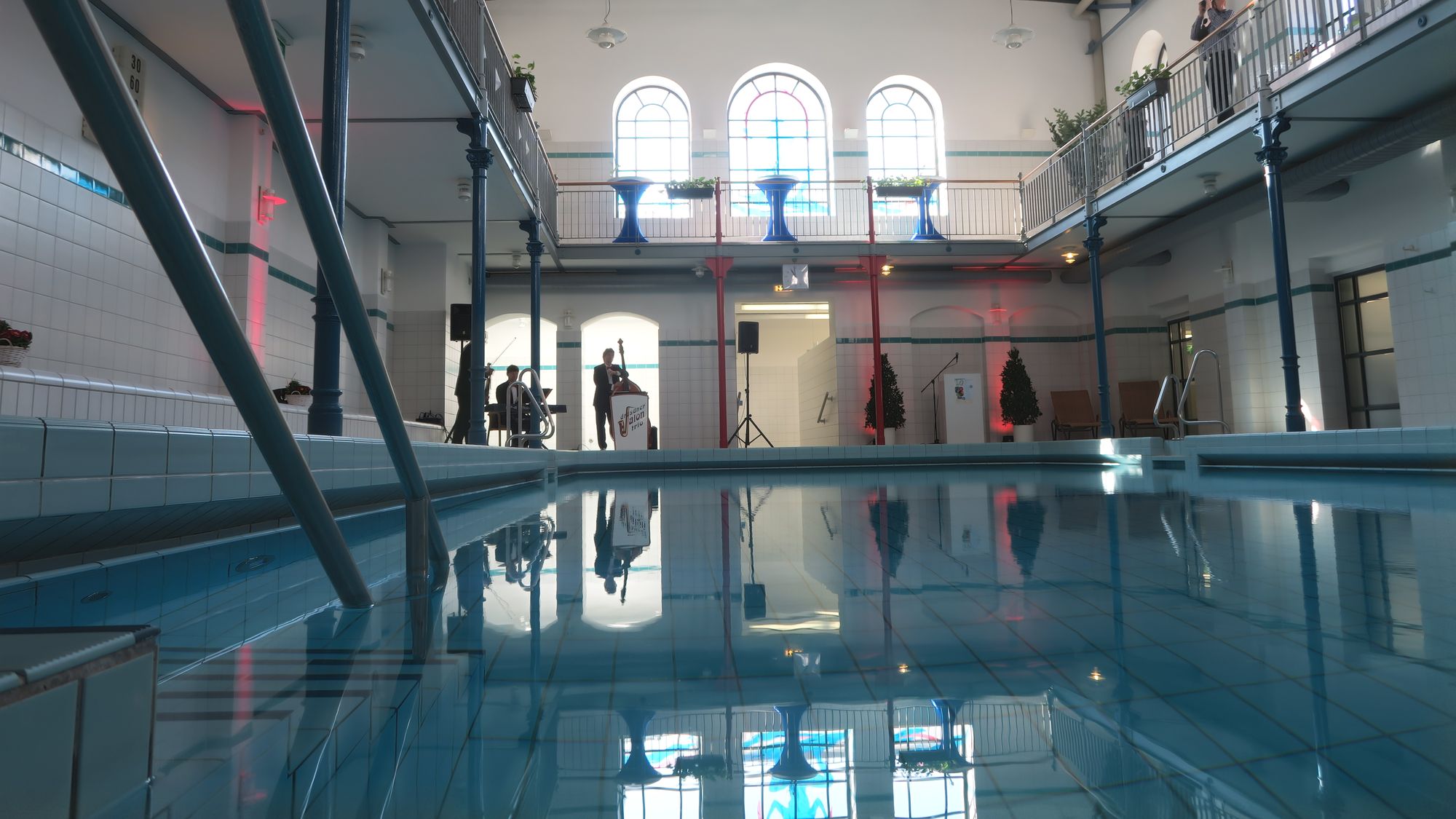 Drei Bahnen schwimmen und man hat 50 Meter geschafft.