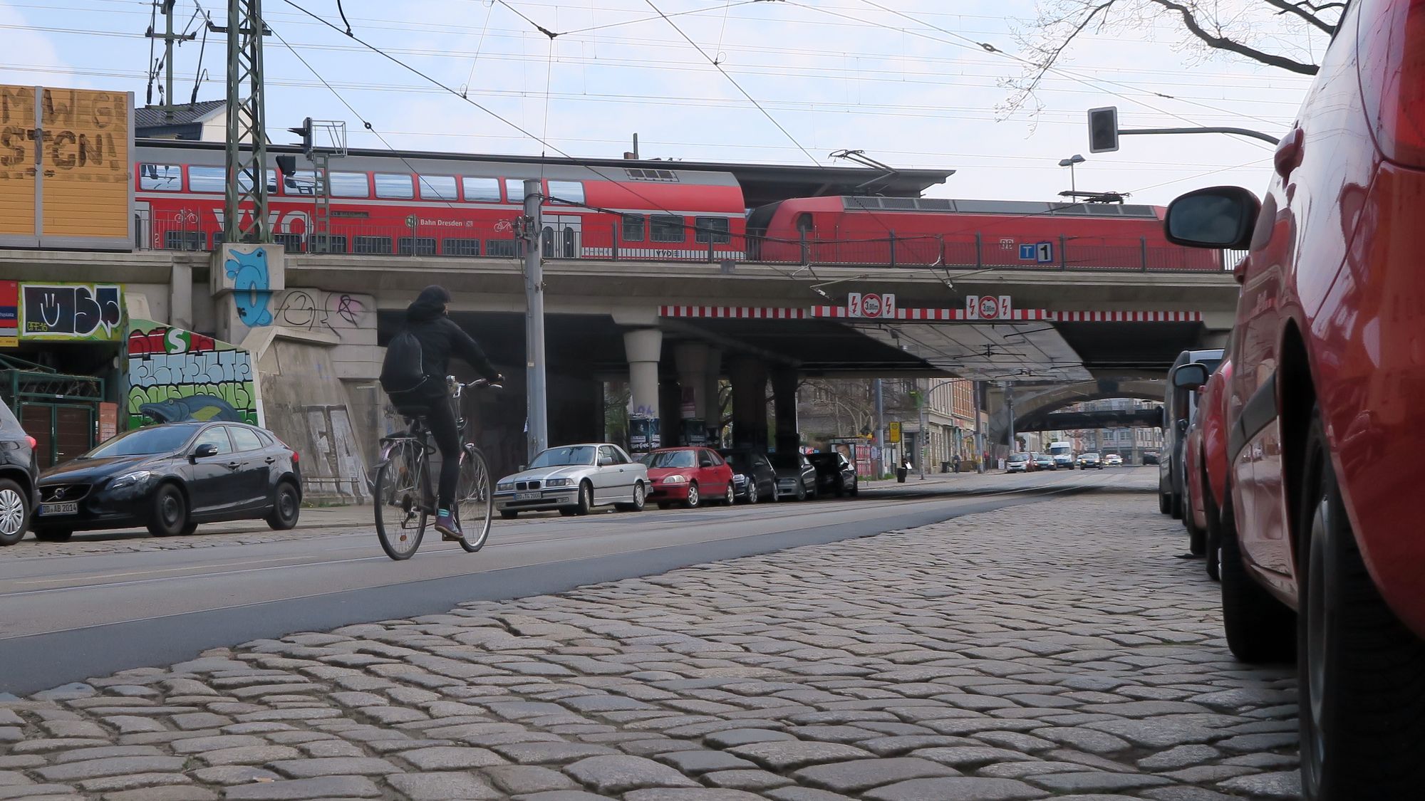 Häufig wird dann einfach auf dem asphaltierten Streifen neben den Gleisen gefahren.