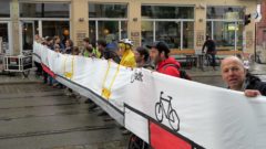 Auf dem Banner der Straßenverlauf, wie ihn sich die Fahrrad-Lobbyisten wünschen.