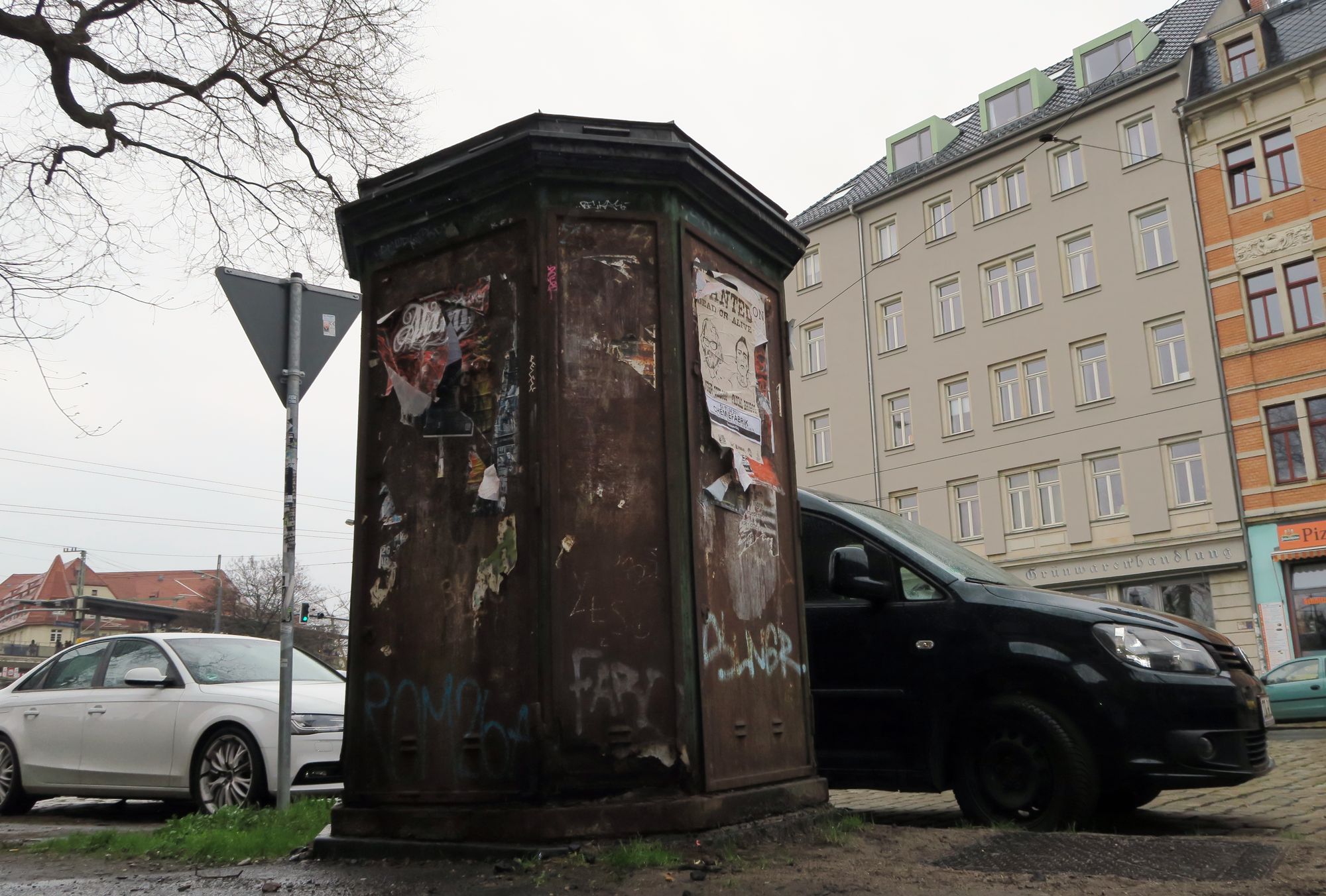 Das war mal ein Linienverzweiger des Telefonnetzes, wird als Litfaßsäule genutzt. Foto: Archiv Anton Launer