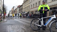 Die Polizei sicherte die Demo und kam dem Anlass entsprechend mit zwei E-Bikes angefahren.