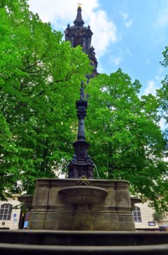 Rebecca-Brunnen hinter der Dreikönigskirche