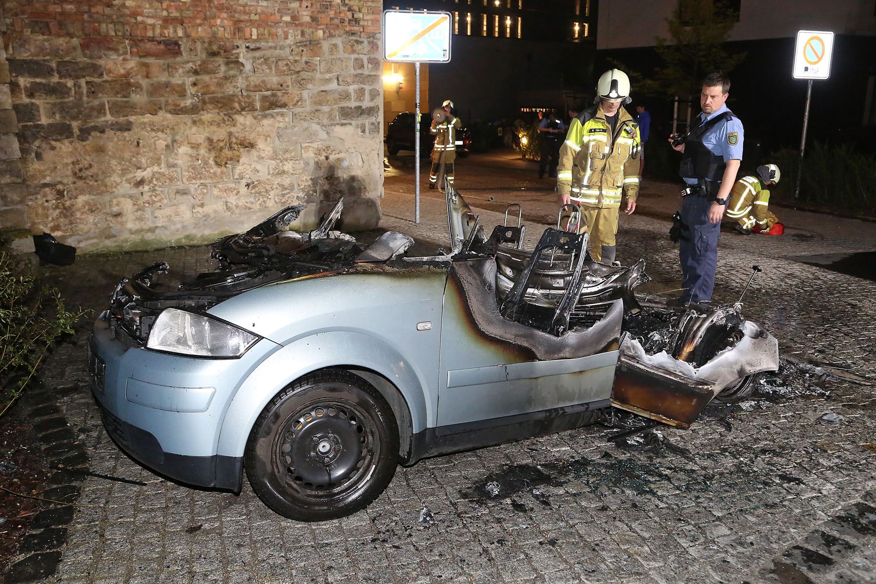 Alter Audi brannte in der Neustadt - Polizei ermittelt wegen Brandstiftung - Foto: R. Halkasch