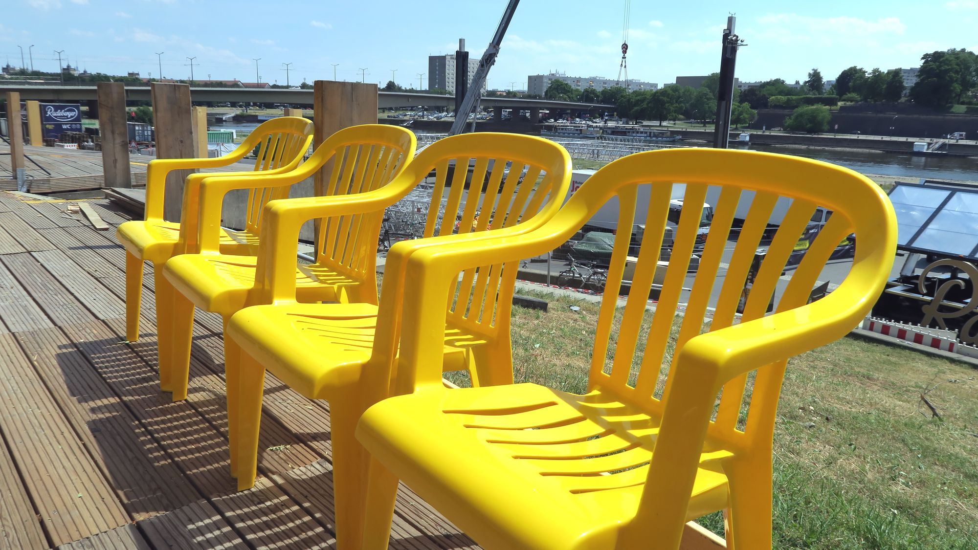 Ab sofort sind die Stühle gelb.