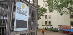 Das Schild zum Saal ist schon angebracht.