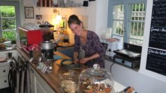 Teresa Oberle beim Kuchenbacken.
