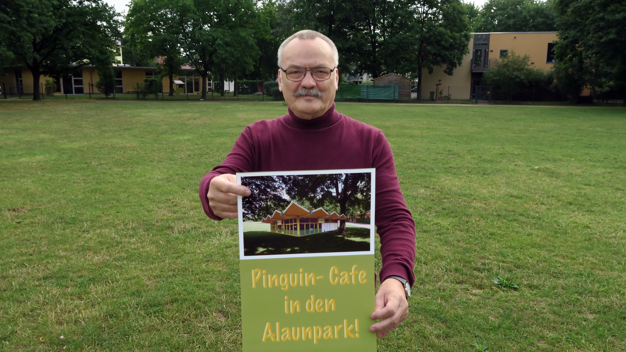 Günter Starke sammelt Unterschriften für das Pinguin-Café auf dem Alaunplatz