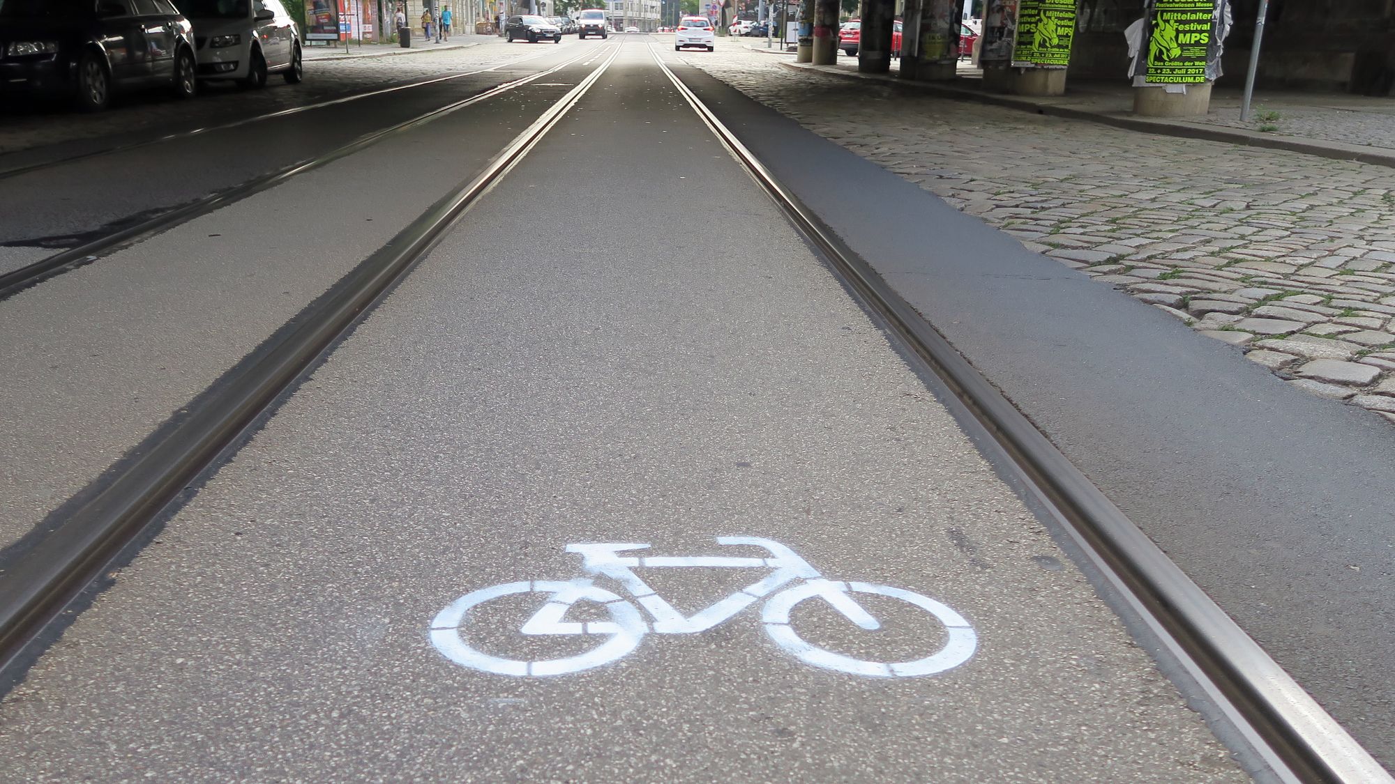 Radwegzeichen zwischen den Gleisen ohne straßenverkrsrechtliche Relevanz