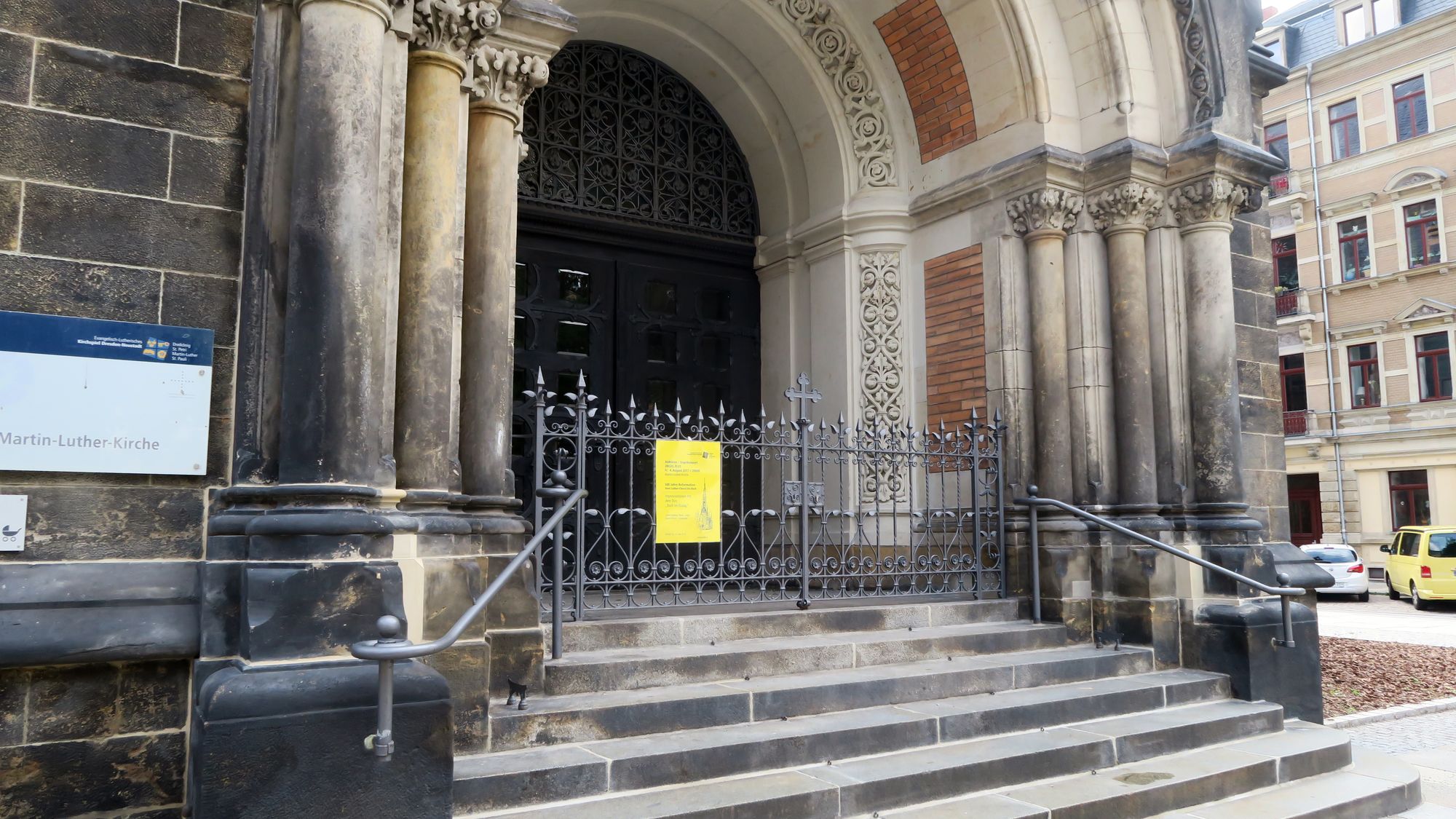 Heute am frühen Morgen ist auf die Martin-Luther-Kirche ein Brandanschlag verübt worden.