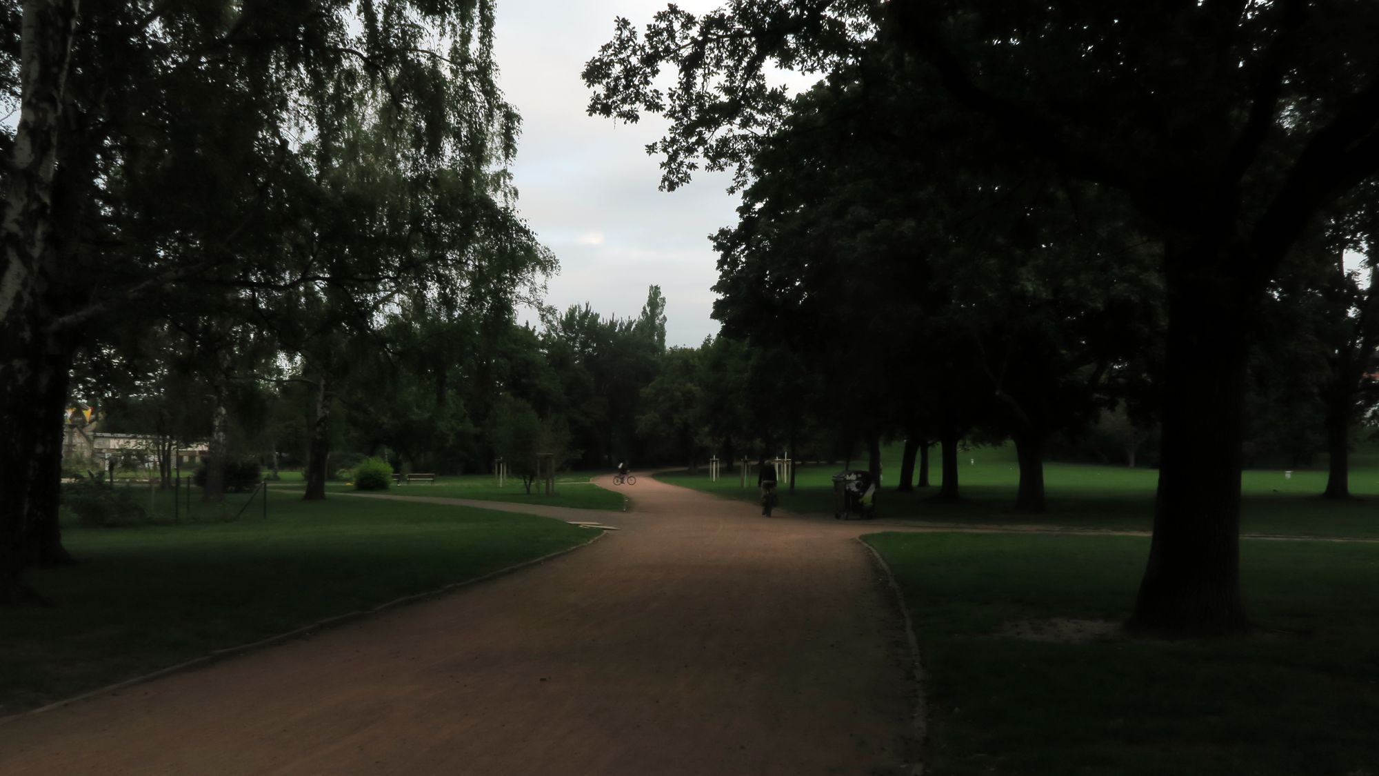 Derzeit sind die Wege auf dem Alaunplatz komplett unbeleuchtet.