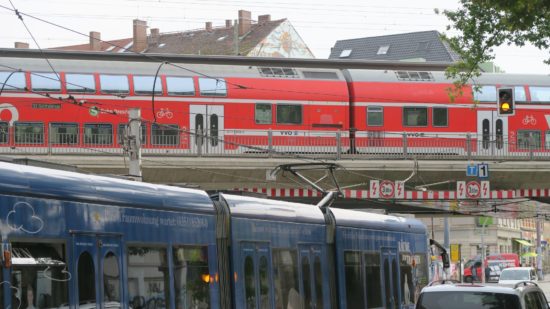 Umsteigepunkt Bischofsplatz. Die Straßenbahnlinie 13 kreuzt die S1 Richtung Schöna oder Meißen.