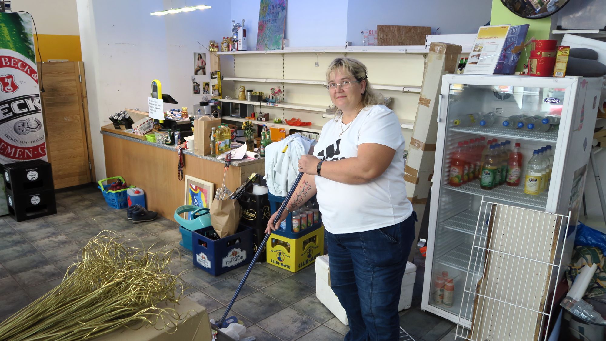 Jetzt wird ausgefegt: Andrea Pfister schließt den Kecha-Minimarkt auf der Louisenstraße.