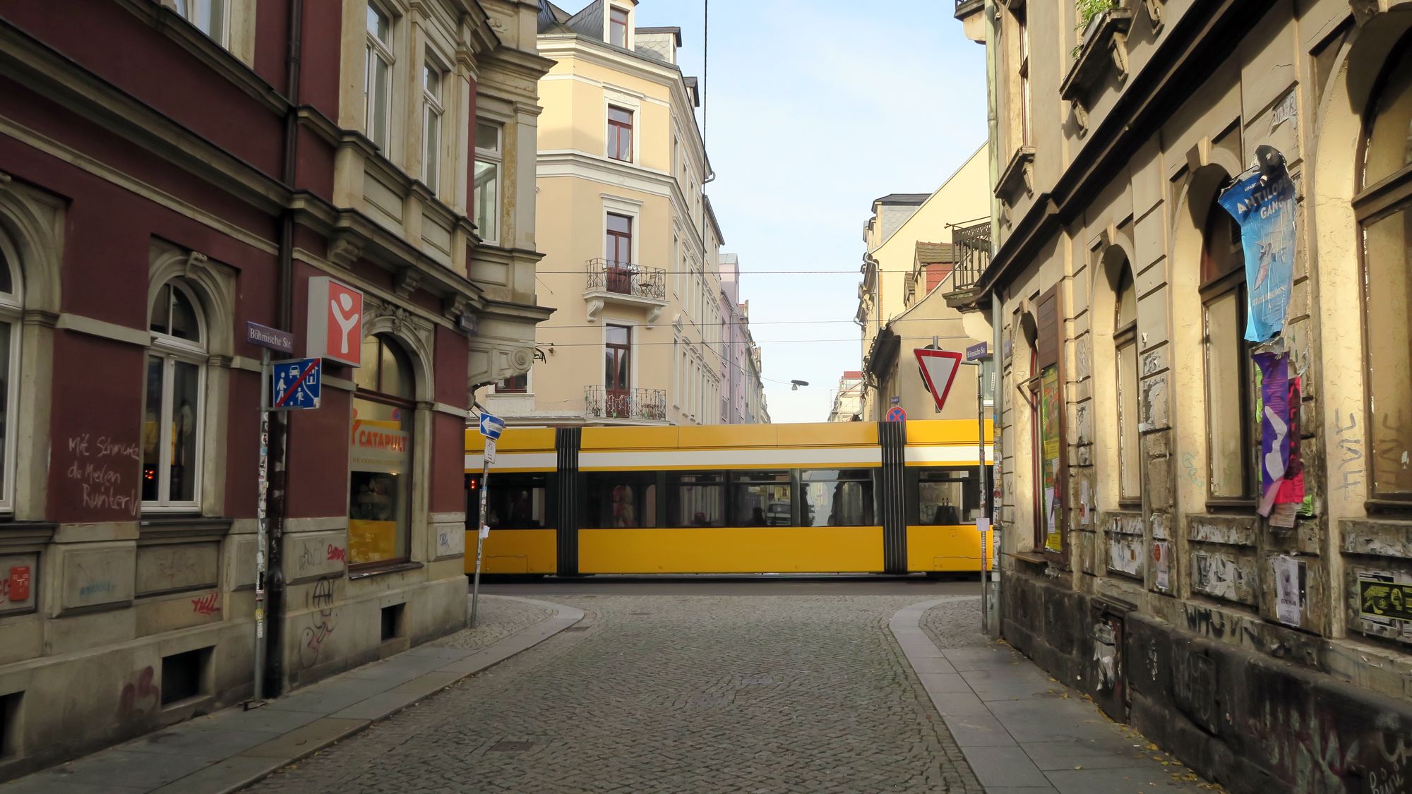 Die Böhmische Straße sieht gelb.