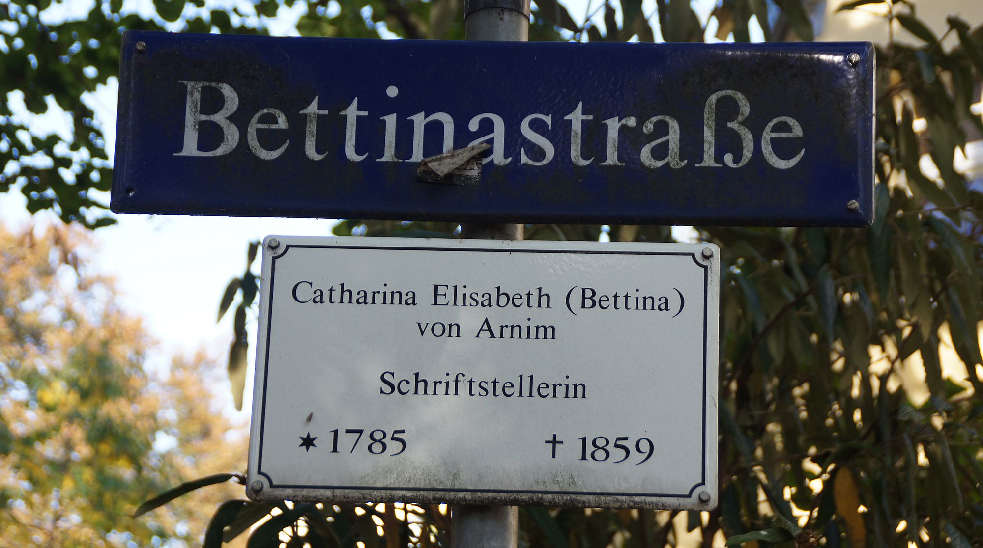 Die Bettinastraße zwischen Angelika- und Klarastraße