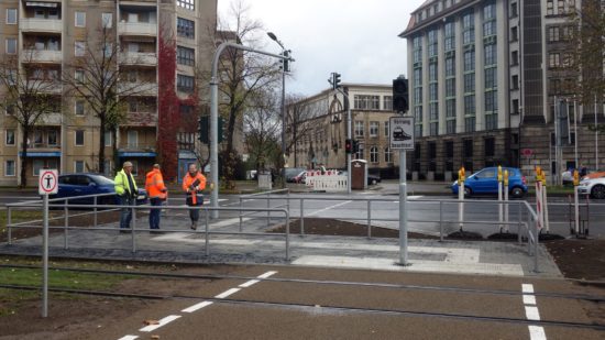 Mitarbeiter des Straßen- und Tiefbauamtes haben die Lichtsignalanlage getestet