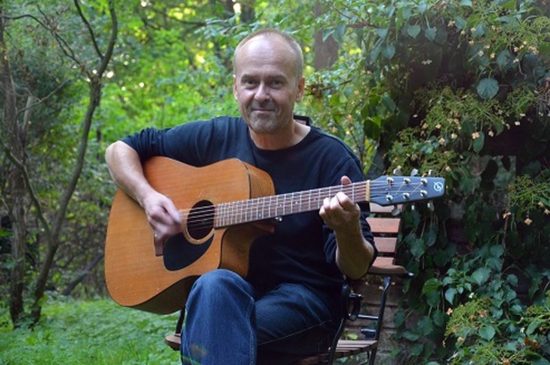 Thomas Knorr mit Gitarre