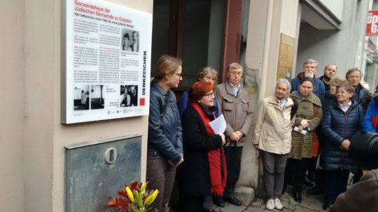 Nora Goldenbogen spricht zur Einweihung des Denkzeichens - Foto: Ulla