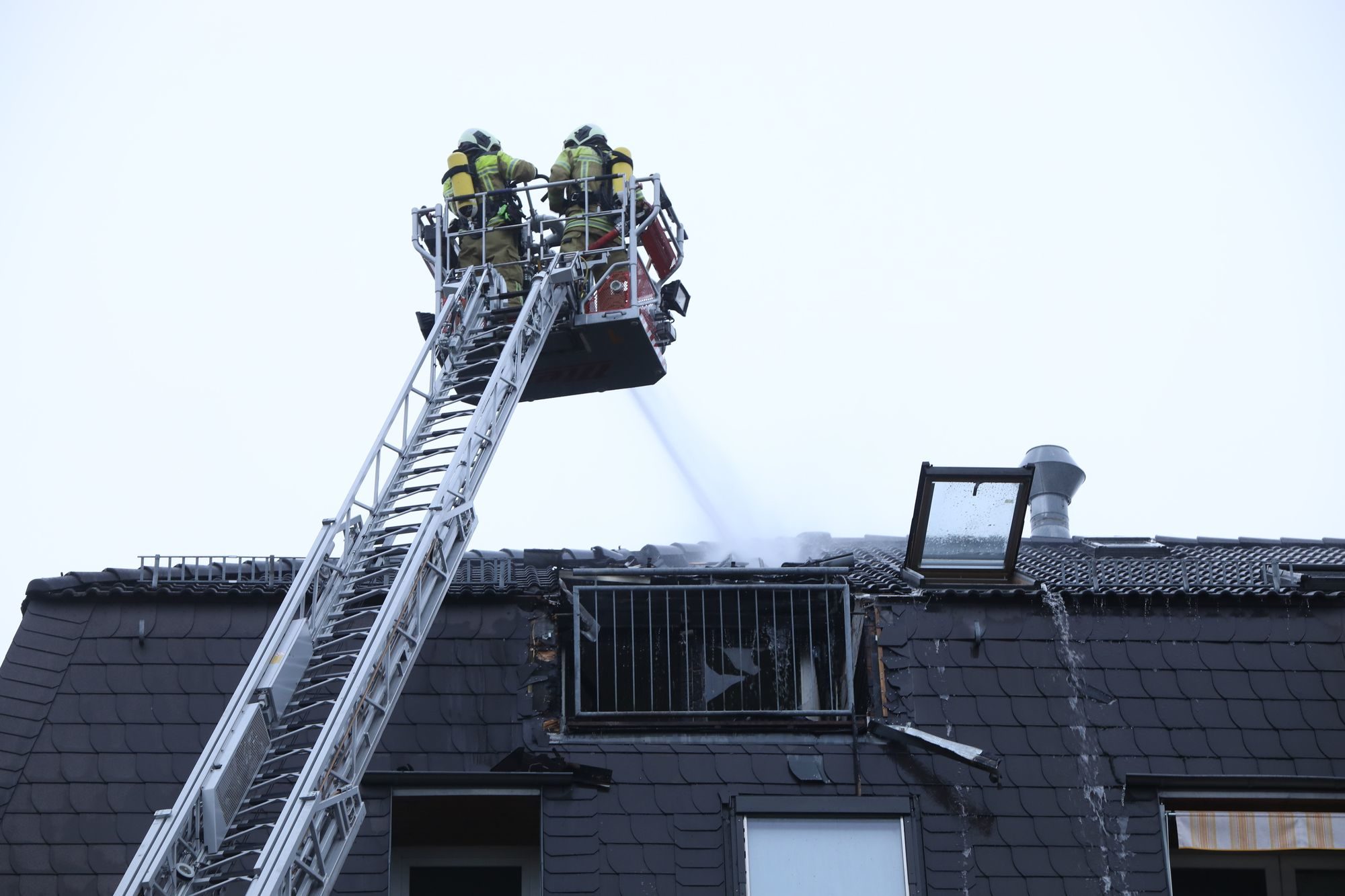 Brand Königsbruecker Straße - Foto: Roland Halkasch