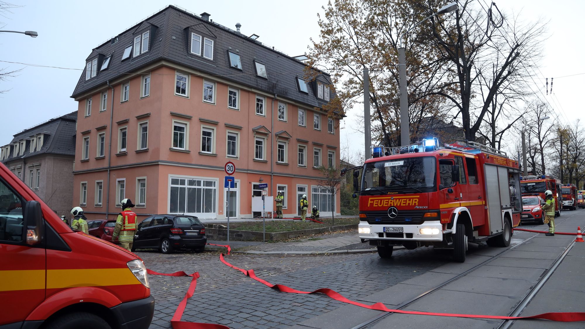 Brand Königsbruecker Straße - Foto: Roland Halkasch