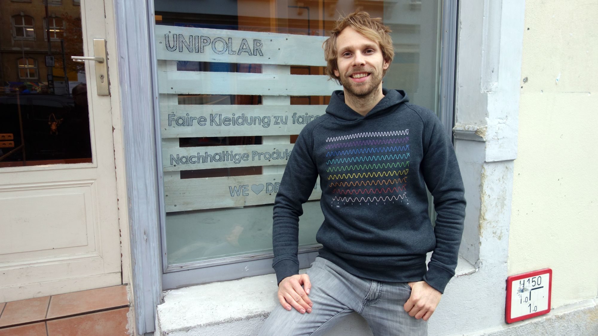 Steve Kupke vor dem neuen Unipolar-Textil-Fachgeschäft auf der Rothenburger Straße