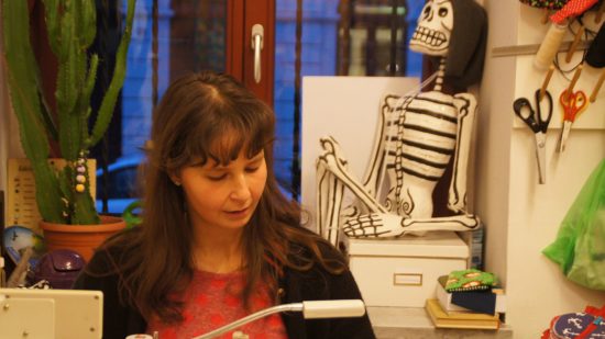 Melina Thieme an der Nähmaschine im La Tienda