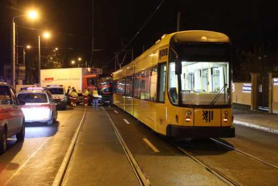 Der Laster rammte die stadtauswärts fahrende Bahn. Foto: Roland Halkasch