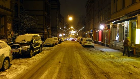 Auch damals schon weihnachtlich beleuchtet, aber mit Schnee. Louisenstraße im November 2010