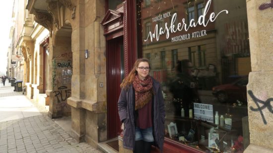 Theresa Roick vor ihrem nagelneuen Maskerade-Atelier