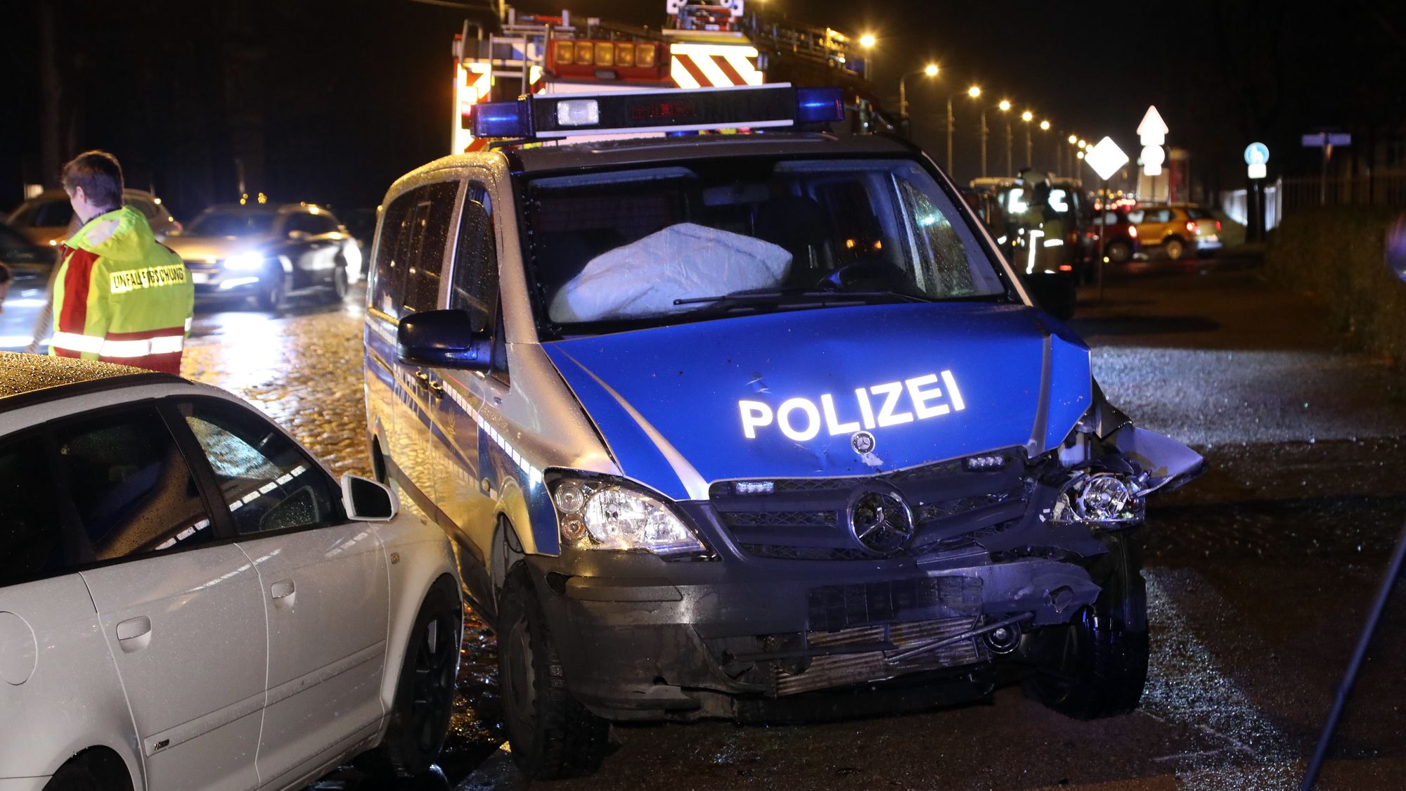 Zusammenstoß mit Streifenwagen auf der Stauffenbergallee - Foto: Roland Halkasch