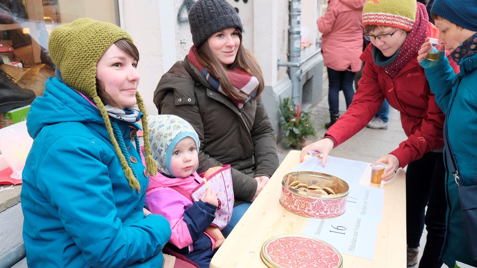 Plätzchenbäckerinnen vorm Schaufuss.