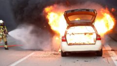 Taxi brennt auf Autobahn komplett aus - Foto: Roland Halkasch
