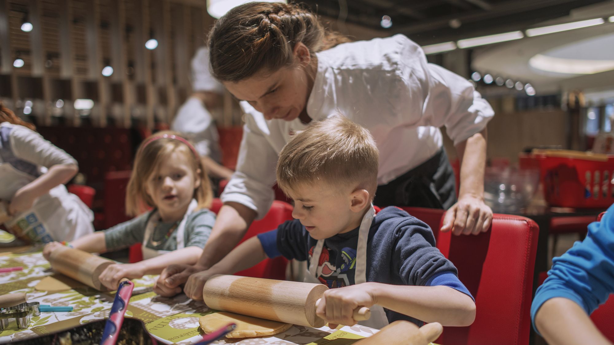 Initiatorin Corinna Hagen beim Ausrollen des Teiges mit den teilnehmenden Kindern - Foto: PR/Denise Kamps