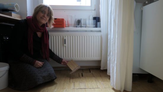 Marí Emily Bohley zeigt den Wasserschaden in ihrem Atelier.